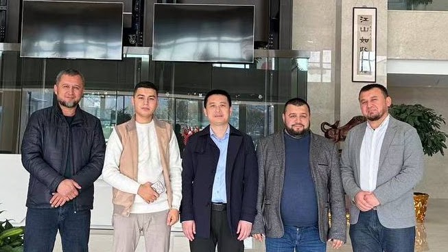 Hamkorlar bilan umumiy surat